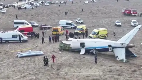 Un avión de pasajeros se estrella en Kazajistán Un avión de pasajeros se estrella en Kazajistán