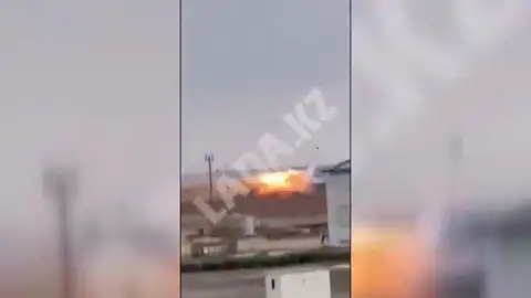 El momento en el que se estrella el avión en Kazajistán El momento en el que se estrella el avión en Kazajistán