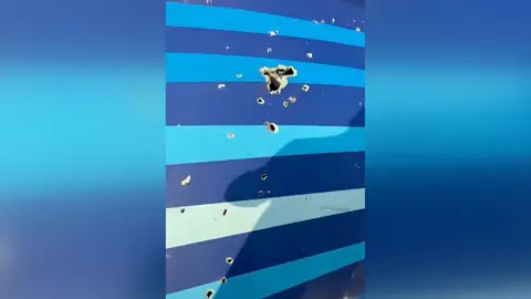 Agujeros en el casco del avión Agujeros en el casco del avión