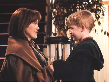 Catherine O'Hara y Macaulay Culkin como Kate y Kevin McCallister en Solo en Casa Catherine O'Hara y Macaulay Culkin como Kate y Kevin McCallister en Solo en Casa