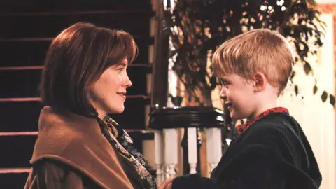 Catherine O'Hara y Macaulay Culkin como Kate y Kevin McCallister en Solo en Casa Catherine O'Hara y Macaulay Culkin como Kate y Kevin McCallister en Solo en Casa