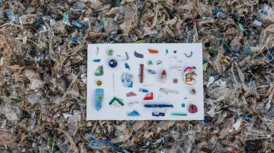 La isla de plástico del Pacífico recibe basura de todo el mundo y sus 'Fraggle Rock' ganan terreno ante los organismos vivos endémicos