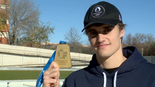 Carles Coll posa con su medalla de oro de 200 metros braza Carles Coll posa con su medalla de oro de 200 metros braza