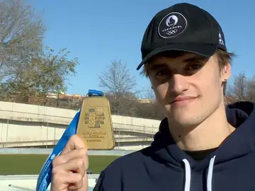 Carles Coll posa con su medalla de oro de 200 metros braza Carles Coll posa con su medalla de oro de 200 metros braza