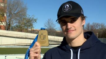 Carles Coll posa con su medalla de oro de 200 metros braza