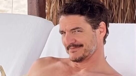 Pedro Pascal en la playa