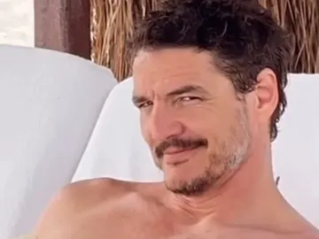 Pedro Pascal en la playa Pedro Pascal en la playa