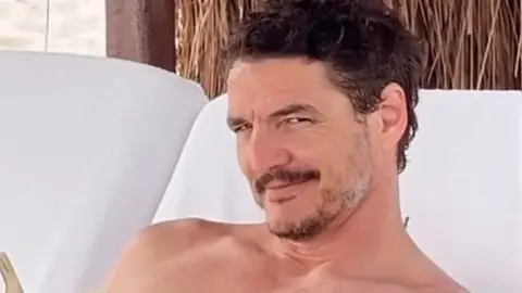 Pedro Pascal en la playa Pedro Pascal en la playa