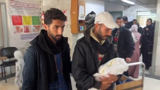 Padre con su beb&eacute; muerto en Gaza