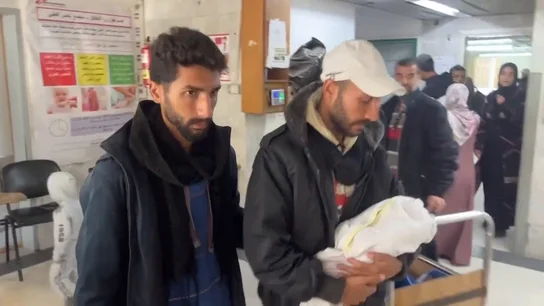 Padre con su bebé muerto en Gaza Padre con su bebé muerto en Gaza