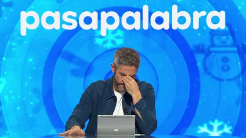 Roberto Leal amenaza con dejar Pasapalabra por ‘culpa’ de Rosa y Manu: “Como no acertéis esto, dimito” Roberto Leal amenaza con dejar Pasapalabra por ‘culpa’ de Rosa y Manu: “Como no acertéis esto, dimito”