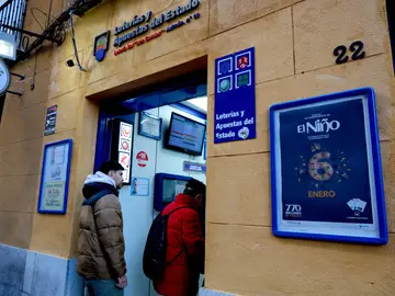 Varias personas hacen cola en una administración de lotería para comprar décimos de cara al Sorteo de El Niño 2025 Varias personas hacen cola en una administración de lotería para comprar décimos de cara al Sorteo de El Niño 2025