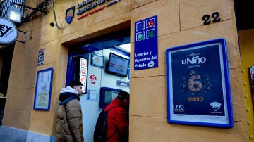 Varias personas hacen cola en una administración de lotería para comprar décimos de cara al Sorteo de El Niño 2025