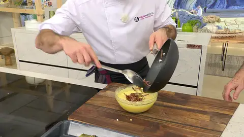 Retira el bol de la cazuela, incorpora el mascarpone Retira el bol de la cazuela, incorpora el mascarpone