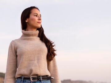 Una mujer toma aire en el exterior