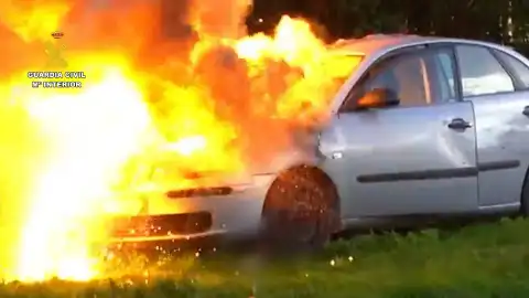 Vehículo destruido por el detenido Vehículo destruido por el detenido