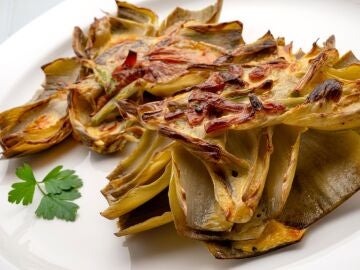 Flor de alcachofa con sabay&oacute;n y ajo tierno, de Joseba Argui&ntilde;ano: "Un aperitivo de 10 y tambi&eacute;n perfecto como primer plato"