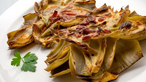 Flor de alcachofa con sabayón y ajo tierno, de Joseba Arguiñano: "Un aperitivo de 10 y también perfecto como primer plato" Flor de alcachofa con sabayón y ajo tierno, de Joseba Arguiñano: "Un aperitivo de 10 y también perfecto como primer plato"