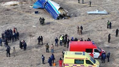 La últimas palabras del piloto del avión que podrían aclarar los motivos del accidente en Kazajistán