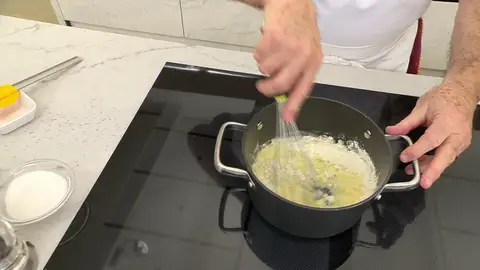 Cuando se funda, agrega la harina de golpe Cuando se funda, agrega la harina de golpe