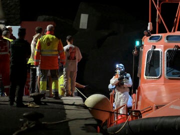 Inmigrantes de un grupo de 65 llegan al puerto de La Restinga en El Hierro en la noche de este jueves