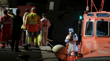 Inmigrantes de un grupo de 65 llegan al puerto de La Restinga en El Hierro en la noche de este jueves