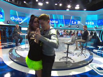 La sensual clase de bachata de Adri&aacute;n Lastra con Cristina Pedroche en La Pista