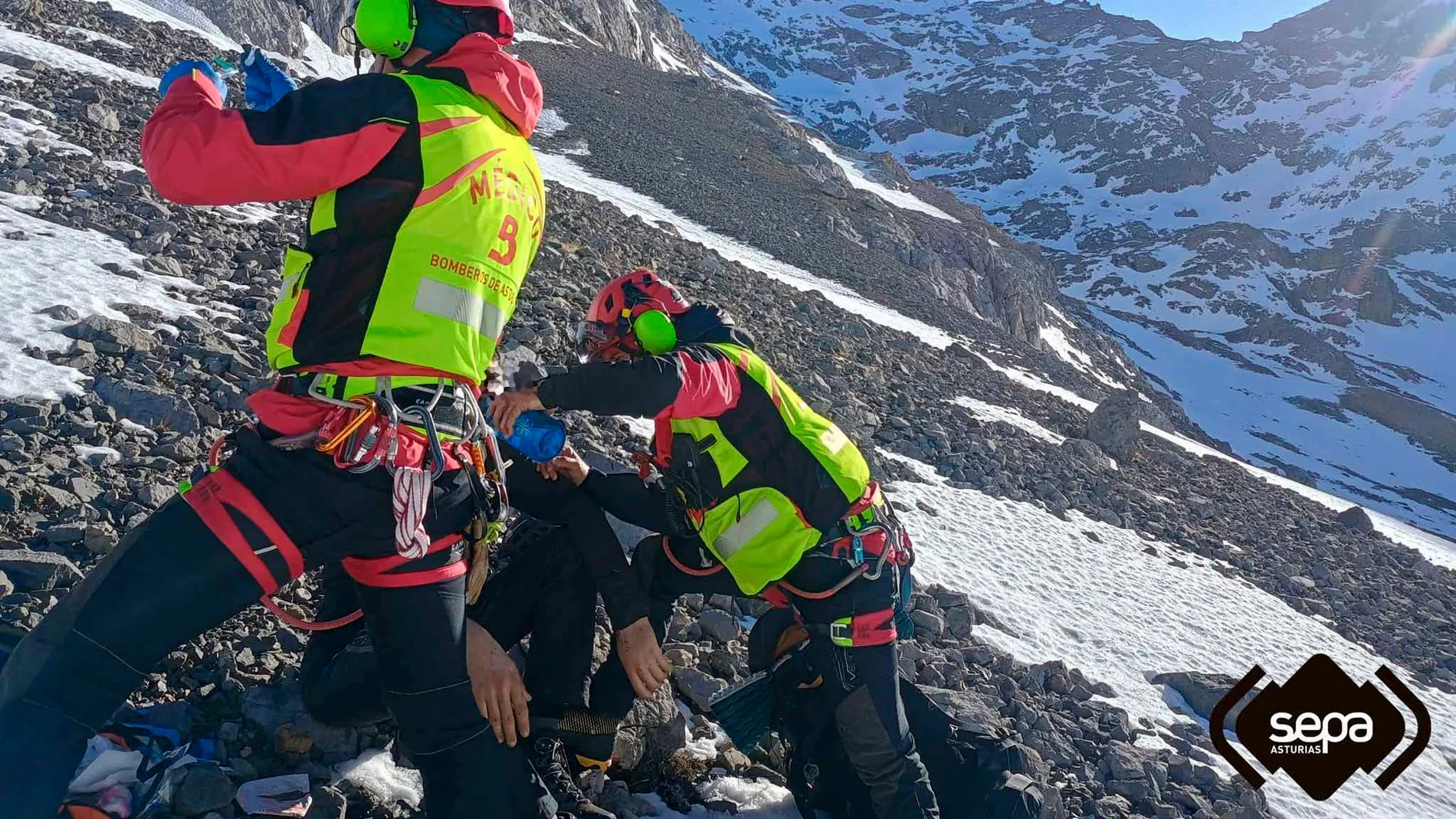 Operativo de búsqueda asistiendo al joven montañero Operativo de búsqueda asistiendo al joven montañero
