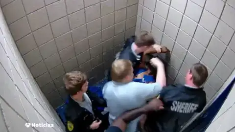 Brutal agresión a un preso en Estados Unidos Brutal agresión a un preso en Estados Unidos