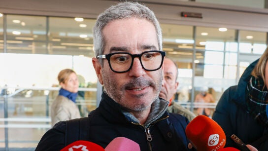 Jacobo Martos, hijo de Raphael, hablando con la prensa