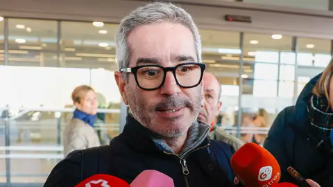 Jacobo Martos, hijo de Raphael, hablando con la prensa Jacobo Martos, hijo de Raphael, hablando con la prensa