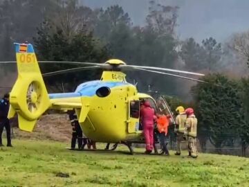 Imagen de un helicóptero de emergencias en Pontevedra, Galicia.