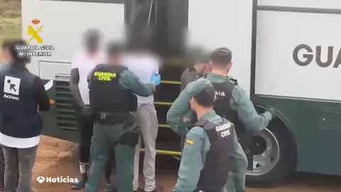 Detenidos los patrones de un cayuco acusados de asesinar a cuatro migrantes antes de llegar a Canarias Detenidos los patrones de un cayuco acusados de asesinar a cuatro migrantes antes de llegar a Canarias