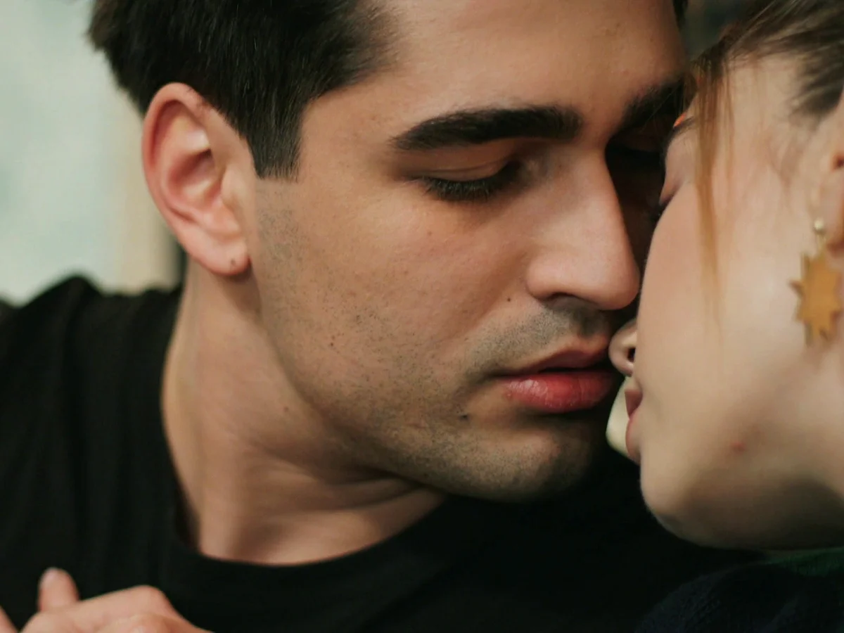 Ferit y Seyran, a punto de un beso apasionado: ¡Suna irrumpe en el peor momento!