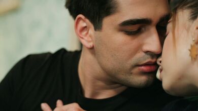 Ferit y Seyran, a punto de un beso apasionado: ¡Suna irrumpe en el peor momento! 