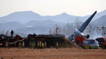 Los bomberos realizan operaciones de rescate en el Aeropuerto Internacional de Muan en Muan, a 288 kilómetros al suroeste de Seúl, Corea del Sur