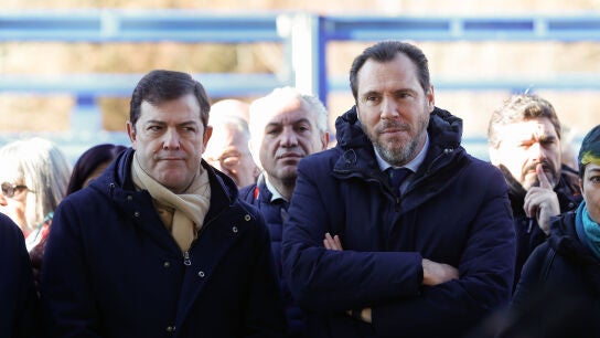 Imagen del presidente de la Junta de Castilla y Le&oacute;n, Alfonso Fern&aacute;ndez Ma&ntilde;ueco, y el ministro de Transportes y Movilidad Sostenible, &Oacute;scar Puente.
