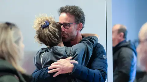 Sheila Casas y Álvaro Muñoz Escassi en el aeropuerto Sheila Casas y Álvaro Muñoz Escassi en el aeropuerto