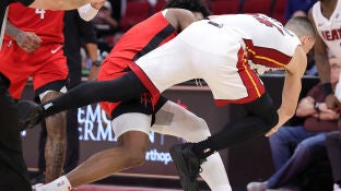 Amen Thompson arroja al suelo a Tyler Herro