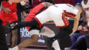 Amen Thompson arroja al suelo a Tyler Herro Amen Thompson arroja al suelo a Tyler Herro