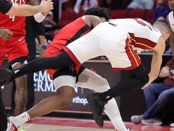 Amen Thompson arroja al suelo a Tyler Herro Amen Thompson arroja al suelo a Tyler Herro