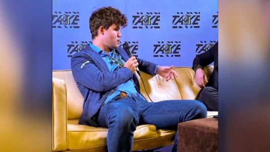 Magnus Carlsen doblega a la FIDE y juega el Mundial Rel&aacute;mpago de ajedrez en vaqueros