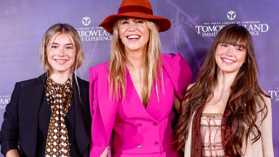 Raquel Mero&ntilde;o y sus hijas gemelas, mayores de edad, posando en un photocall