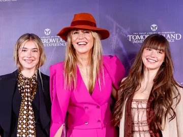 Raquel Meroño y sus hijas gemelas, mayores de edad, posando en un photocall Raquel Meroño y sus hijas gemelas, mayores de edad, posando en un photocall