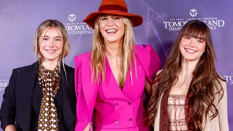 Raquel Meroño y sus hijas gemelas, mayores de edad, posando en un photocall Raquel Meroño y sus hijas gemelas, mayores de edad, posando en un photocall