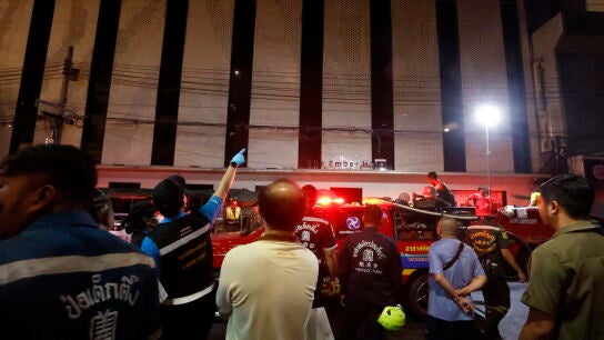 La Polic&iacute;a inspecciona el hotel The Ember, donde el domingo murieron tres turistas extranjeros debido a un incendio en una zona tur&iacute;stica de Bangkok. 