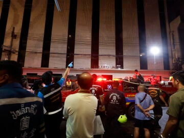 La Policía inspecciona el hotel The Ember, donde el domingo murieron tres turistas extranjeros debido a un incendio en una zona turística de Bangkok. 