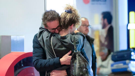 Sheila Casas y &Aacute;lvaro Mu&ntilde;oz Escassi en el aeropuerto