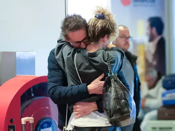 Sheila Casas y Álvaro Muñoz Escassi en el aeropuerto Sheila Casas y Álvaro Muñoz Escassi en el aeropuerto