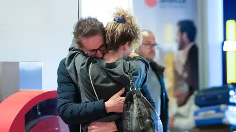 Sheila Casas y Álvaro Muñoz Escassi en el aeropuerto Sheila Casas y Álvaro Muñoz Escassi en el aeropuerto